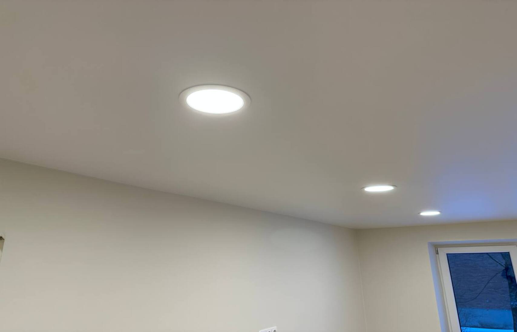 Šviestuvas - Įtempiamos lubos